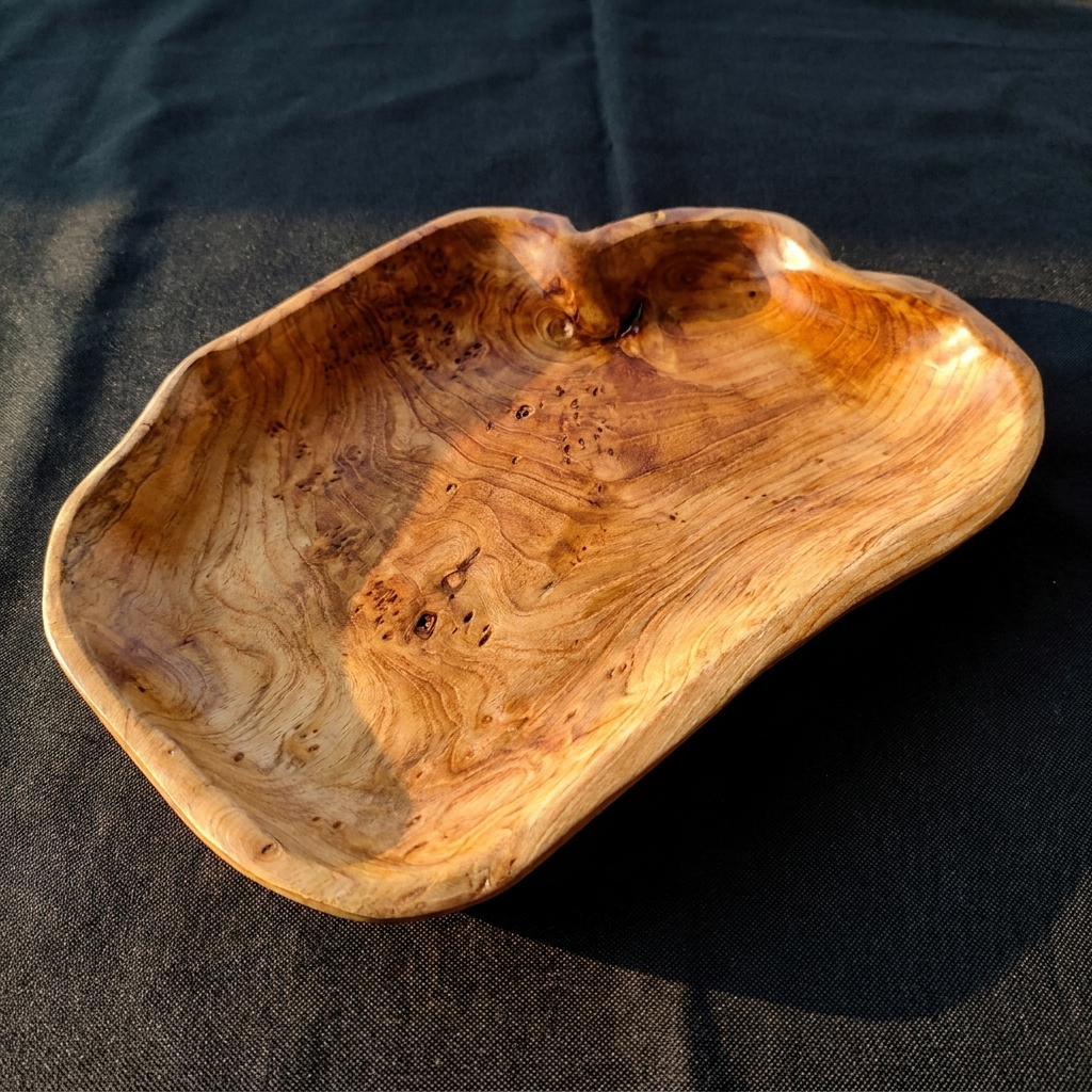 Braan serving tray close view showing the grain and edge